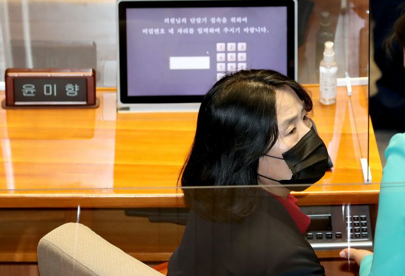 논란된 딸 유학비 유용은 무혐의인데⋯윤미향 찌른 의외의 '송곳' 준(準)사기 기사 관련이미지