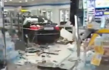 공포탄 쏘고 나서야 멈춘 편의점 난동⋯경찰차 들이받은 혐의 추가되면 죗값 상당히 올라갈 듯 기사 관련이미지