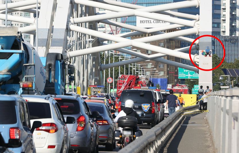 "내 민원 들어줘" 양화대교 위 올라가 시위⋯엄청난 '교통체증' 책임은 고작 10만원? 기사 관련이미지