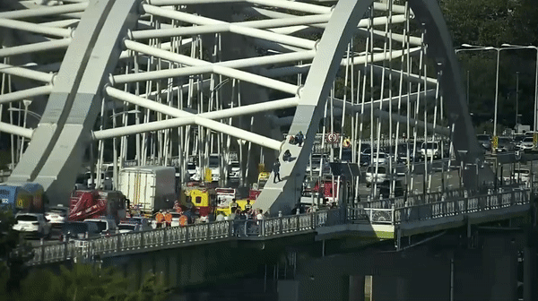 한 남성이 양화대교 아치 위로 올라가 소동을 벌이자 차량 정체가 빚어지고 있다. /서울지방경찰청 종합교통정보센터