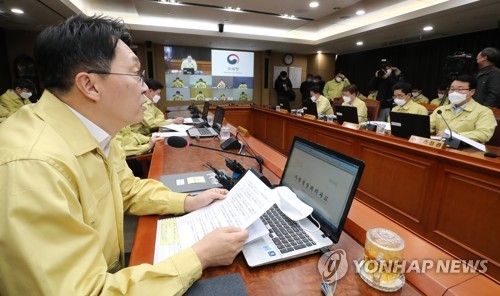 지난 2월, 홍남기 경제부총리, 이의경 식품의약품안전처장에 이어 김현준 국세청장(왼쪽)도 코로나19 관련 마스크 사재기 등 부당이득을 얻는 사업자 등에 대해 현재 진행하고 있는 유통질서 현장 점검을 더욱 철저히 해 탈세 혐의 발견 시 세무조사로 즉시 전환 등 강력히 대응한다고 밝혔다. /연합뉴스