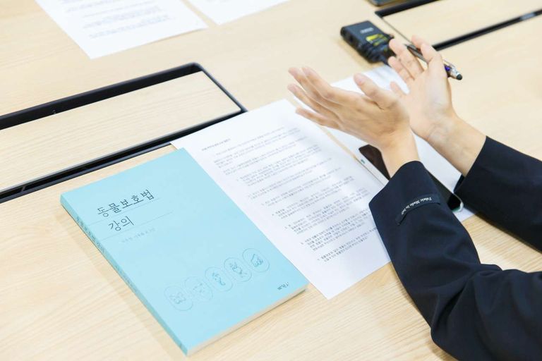 활동하면서 뿌듯했던 일로 PNR 소속의 변호사들과 '동물보호법 강의'를 공저한 것을 뽑은 박 변호사. /서초=박선우 기자