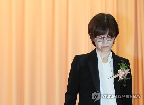 이미선 재판관 또 '주식 논란'⋯공직자윤리, '서약서'에 의존할 게 아니라 법 가다듬을 때 기사 관련이미지