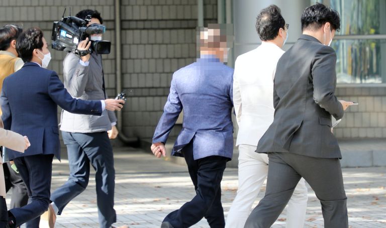 옵티머스자산운용의 정관계 로비 의혹에 연루돼 검찰 수사를 받는 윤모 금융감독원 전 국장이 14일 다른 건의 뒷돈 수수 혐의로 재판을 받은 후 기자들의 질문을 받으며 서울중앙지법을 나서고 있다.