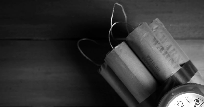 "나랑 만나주지 않으면 죽겠다"며 사제폭탄 들고 간 스토커, 그의 처벌 수위를 예상해봤다 기사 관련이미지