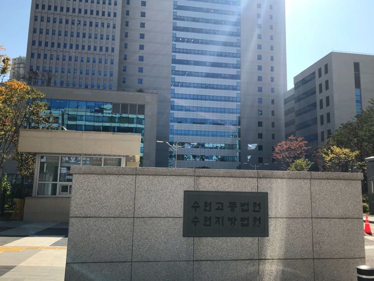 지난 23일 수원지법에서는 몽골 국적의 A씨에 대한 재판이 국민참여재판 형식으로 열렸다. 국민참여재판은 일반 국민이 배심원으로 참여하는 재판을 말한다. 단 배심원이 유·무죄에 대해 내리는 평결은 법적 구속력은 없다. /수원=백승은 기자