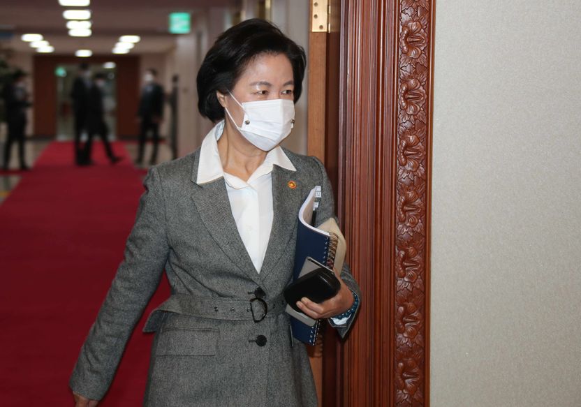 '사상 초유' 추미애 장관, 윤석열 검찰총장 직무배제 기사 관련이미지