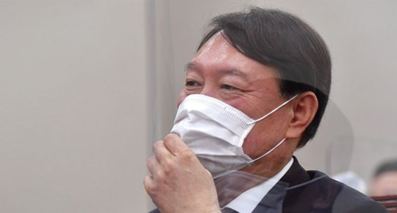 윤석열 총장 다시 복귀한다 ⋯법원, 추미애 장관의 '직무배제' 효력 정지 기사 관련이미지