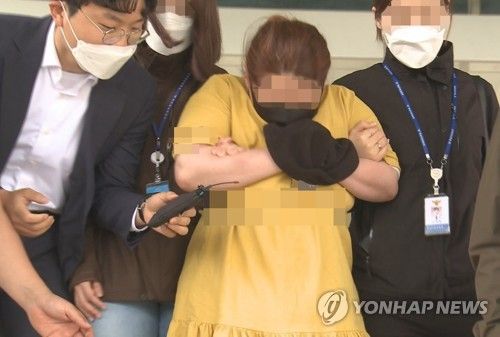 "검토하며 괴로웠다" 여행가방에 아이 가둬 죽게 한 계모에 25년 선고한 재판부의 고백 기사 관련이미지