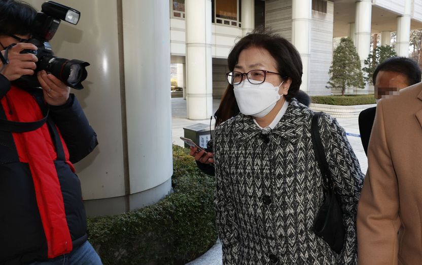 문재인 정부의 첫 환경부 장관, 산하 기관장 몰아낸 혐의로 법정 구속 기사 관련이미지