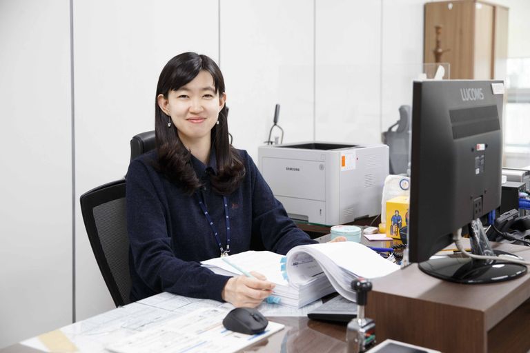 정효진 수사관의 업무공간. 그녀는 이곳에서 택배 사기 사건에 대해서만 2만 페이지가 넘는 보고서를 작성했다. /박선우 기자