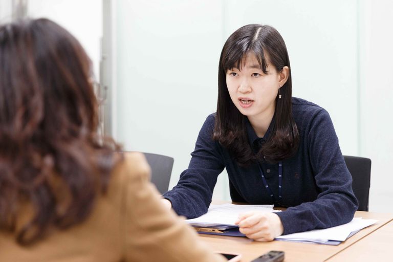 대검찰청 '2020 올해의 수사관' 중 한 명으로 선정된 서울동부지검 정효진 수사관이 동부지검 회의실에서 인터뷰 질문에 답하고 있다. /안세연 기자