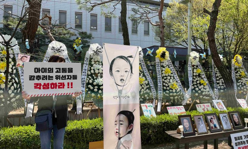 모든 걸 포기한 듯 누워있던 정인이, 그 모습 보며 영상을 찍었던 양모 기사 관련이미지