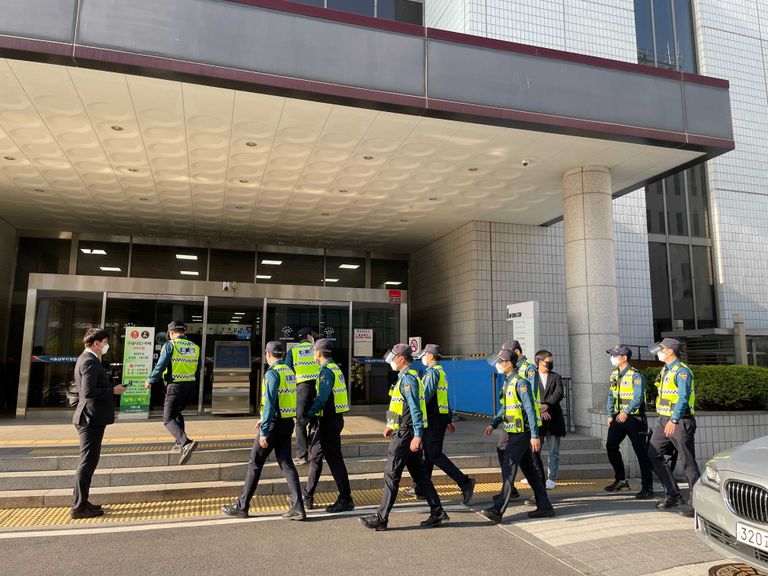 16개월 된 입양 딸 정인이를 학대해 숨지게 한 혐의를 받는 양부모의 5차 공판이 끝난 뒤. 경비를 섰던 경찰 중대가 철수하고 있다. /안세연 기자