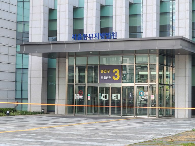 지난 7일, 특수상해 혐의로 기소된 피고인 A씨에 대한 국민참여재판이 열린 서울동부지법. 코로나로 인해 한산하다. /박선우 기자