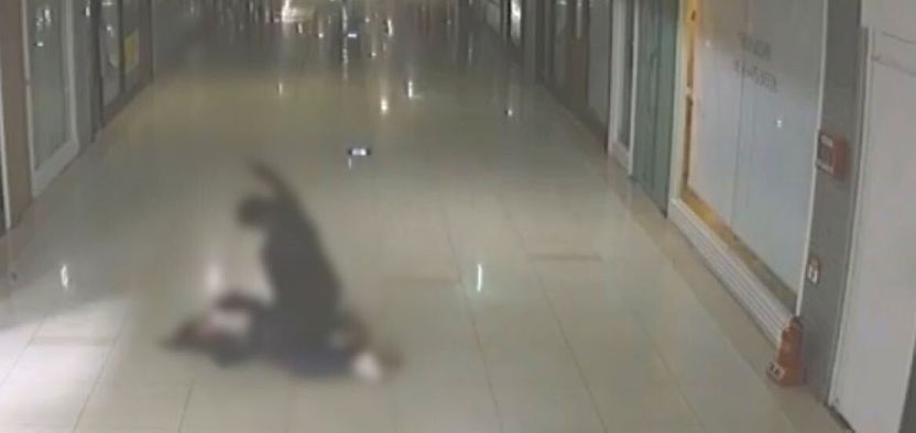쓰러진 여자친구 휴대전화로 무자비하게 폭행…'부산 지하상가 교제폭력' 남성, 집행유예 기사 관련이미지
