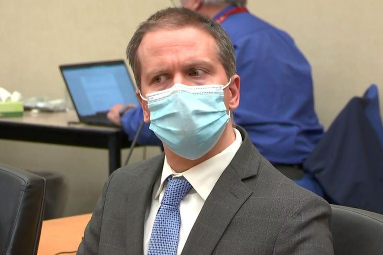 조지 플로이드의 목을 무릎으로 짓눌려 살해한 혐의로 기소된 미국의 전 경찰관 데릭 쇼빈이 20일(현지시각) 미네소타주 헤너핀 카운티의 법정에서 배심원단의 평결을 듣고 있다. 배심원단은 이날 2급 살인, 2급 우발적 살인, 3급 살인 등으로 기소된 쇼빈의 모든 혐의에 대해 유죄를 평결했다. /로이터 연합뉴스