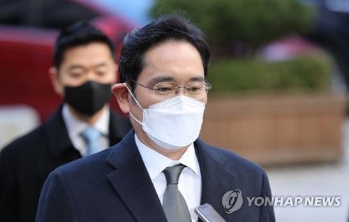 재판 말미 팔짱 끼고 여유로웠던 이재용, 신경질적 반응 보인 이복현 기사 관련이미지