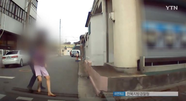 A군이 지난 2019년 훔친 차량을 가지고 도주하다 경찰에 붙잡힌 모습. /YTN 캡처