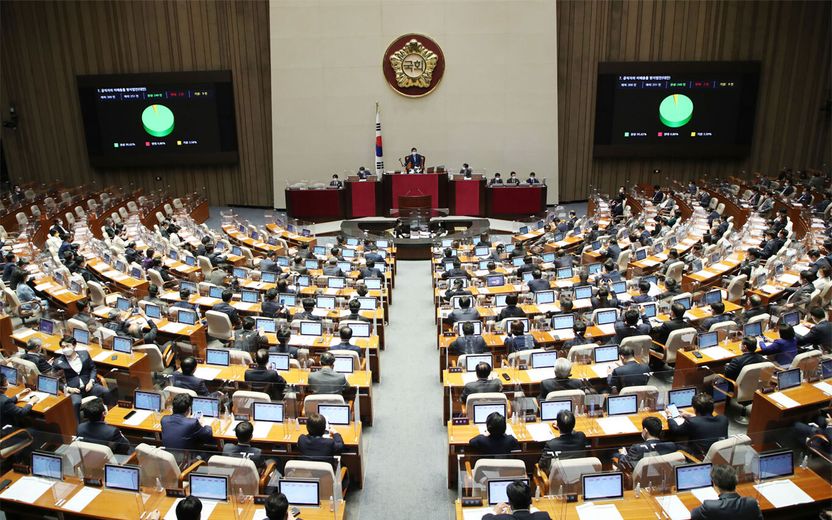 만장일치로 통과된 국회의원 이해충돌방지법…그런데 처벌은 자기들끼리 '셀프'로 한다 기사 관련이미지