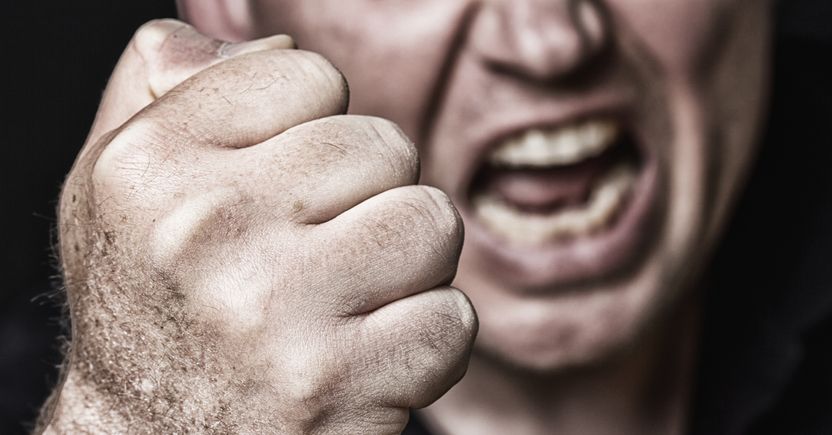 칼 휘두르는 사람 팔뚝 물어 방어했는데…내가 덩치가 더 크니 정당방위가 아니라고? 기사 관련이미지