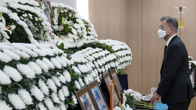 문재인 대통령이 지난 6일 경기 성남시 국군수도병원에 마련된 공군 성추행 피해 부사관의 추모소를 찾아 조문하고 있다. /청와대 제공