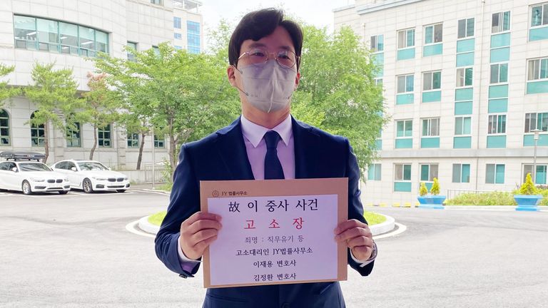 성추행 피해 신고 후 극단적 선택을 한 공군 제20전투비행단 소속 이 모 중사의 유가족 측 변호인 김정환 변호사가 7일 서울 국방부 검찰단에 고소장을 제출하기 위해 들어서고 있다. /연합뉴스