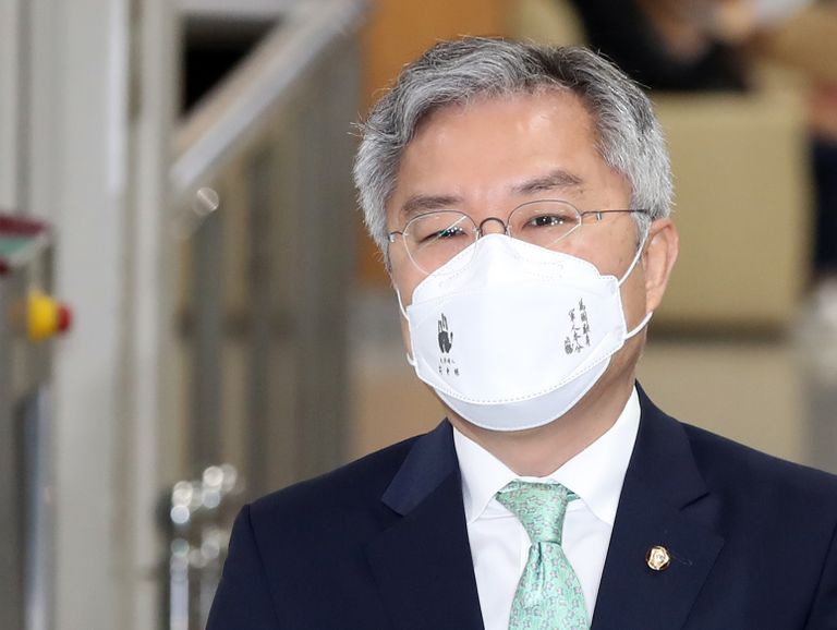 최강욱, 1심서 벌금 80만원…의원직 상실 피했지만 넘어야 할 산 하나 더 있다 기사 관련이미지