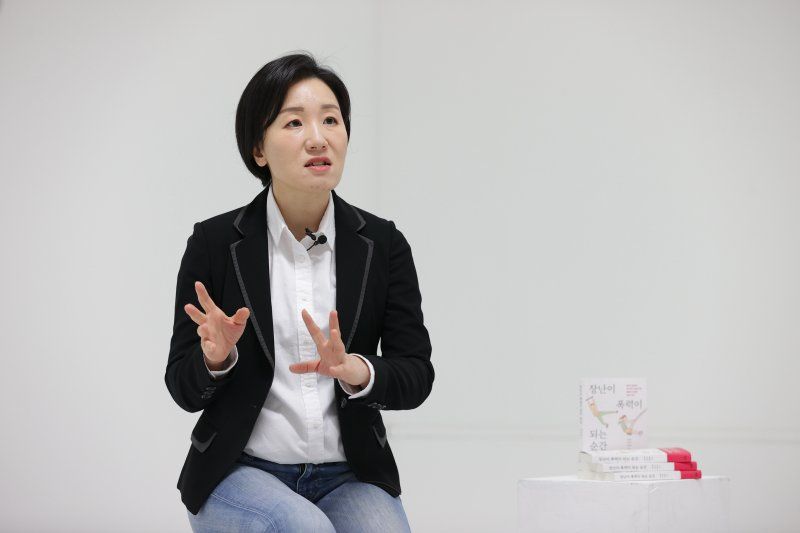 "'이길 수 있는' 방법 아닌, '일상을 회복할 수 있는 방법' 말하고 싶었다" 기사 관련이미지