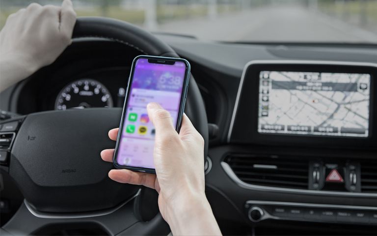 "휴대전화 쓰는 건 제 자유 아닌가요?" 20년 만에 헌재 간 '운전 중 휴대전화 금지' 기사 관련이미지