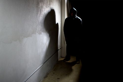 자기 엄마랑 싸웠다고 집요하게 괴롭히는 남자, '스토킹'으로 고소할 수 있을까 기사 관련이미지