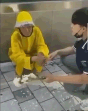 사건 당시 촬영된 B군이 A씨를 괴롭히는 장면. /보배드림·편집=조소혜 디자이너