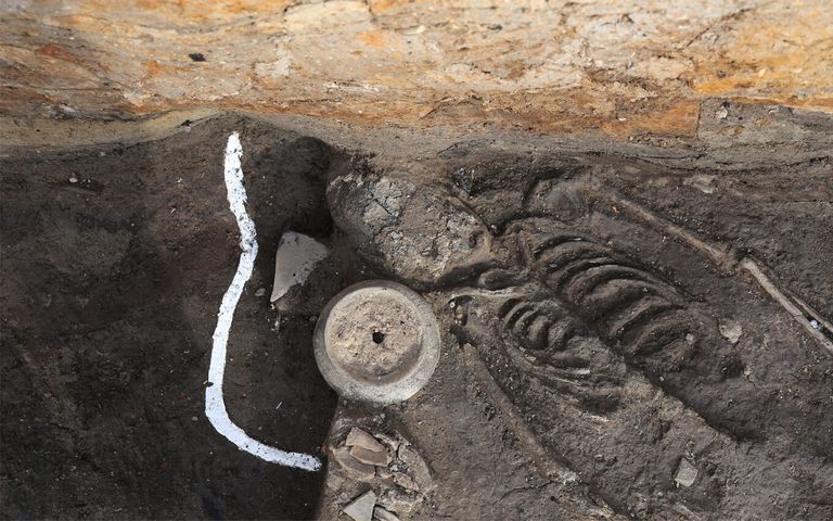 경주 월성의 문화재 발굴 현장에서 발견된 인골이 토기 등의 수장품과 함께 있는 모습. 이 가운데 문화재로 등록할 수 있는 건 수장품뿐이다. 생전의 주인이었던 인골은 문화재에 해당되지 않는다. /국립경주문화재연구소 제공