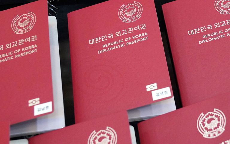 지난 14일 BTS가 받은 '외교관 여권'. /출처=연합뉴스