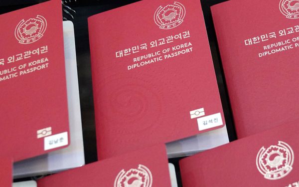 지난 14일 BTS가 받은 '외교관 여권'. /출처=연합뉴스