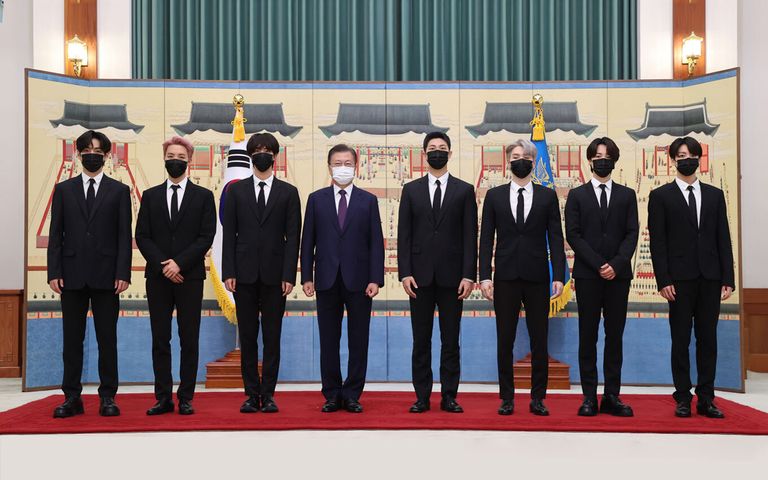 지난 14일 청와대에서 열린 미래세대와 문화를 위한 대통령 특별사절 임명장 수여식에서 문재인 대통령과 BTS. /출처 : 연합뉴스