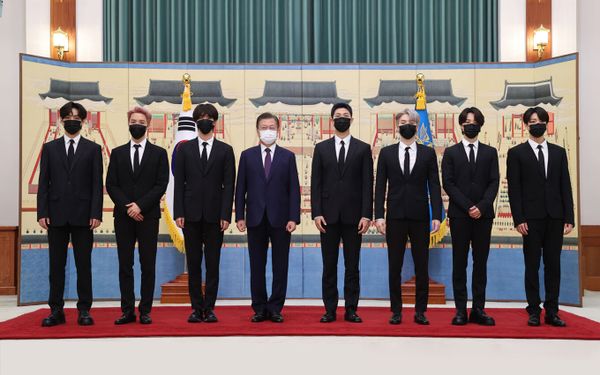 지난 14일 청와대에서 열린 미래세대와 문화를 위한 대통령 특별사절 임명장 수여식에서 문재인 대통령과 BTS. /출처 : 연합뉴스