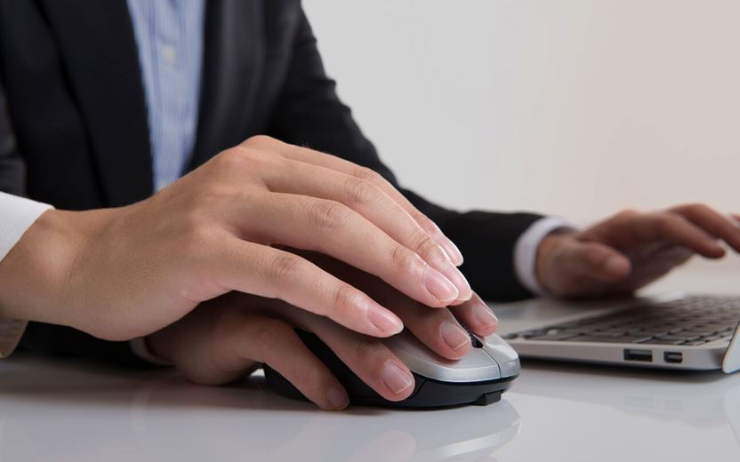 똑같이 '손' 잡았는데⋯법원은 2019년엔 '무죄', 2021년엔 '유죄'로 봤다 기사 관련이미지