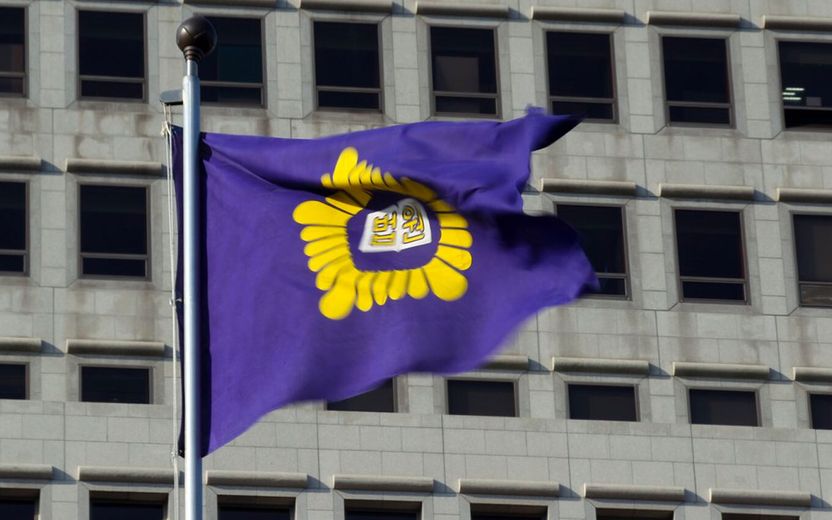 "여학생 스타킹, 남자 선생님 성욕 일으켜" 교감의 발언, 1심은 '유죄' 2심은 '무죄' 기사 관련이미지