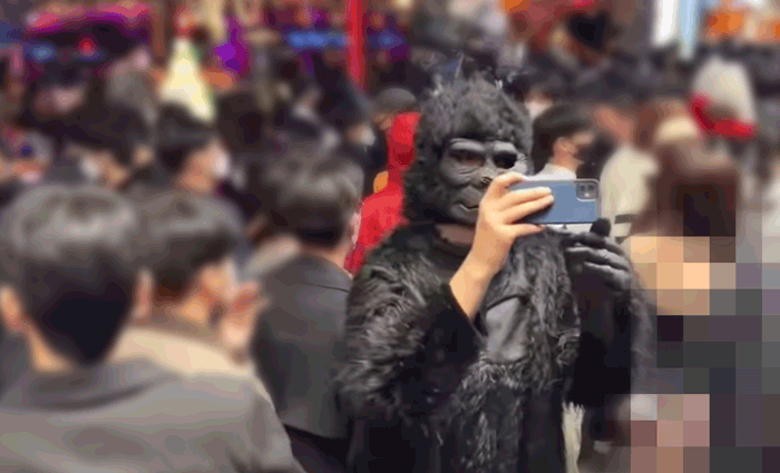 고릴라 탈을 쓴 남성이 불법촬영을 한 뒤 주위 남성들과 '오케이' 사진을 주고받고 있다. / 유튜브 '아차산꼬질이' 캡처·편집=조소혜 디자이너