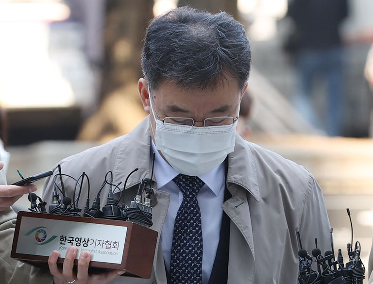 대장동 개발 비리 의혹의 핵심 인물인 화천대유자산관리 대주주 김만배 씨가 영장실질심사를 마친 뒤 취재진의 질문을 받고 있다. /연합뉴스