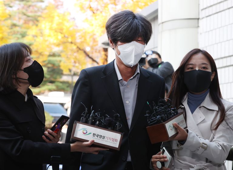 천화동인 4호 소유주인 남욱 변호사가 지난 3일 서울중앙지법에서 열린 영장실질심사에 출석하기 위해 법정으로 향하고 있다.