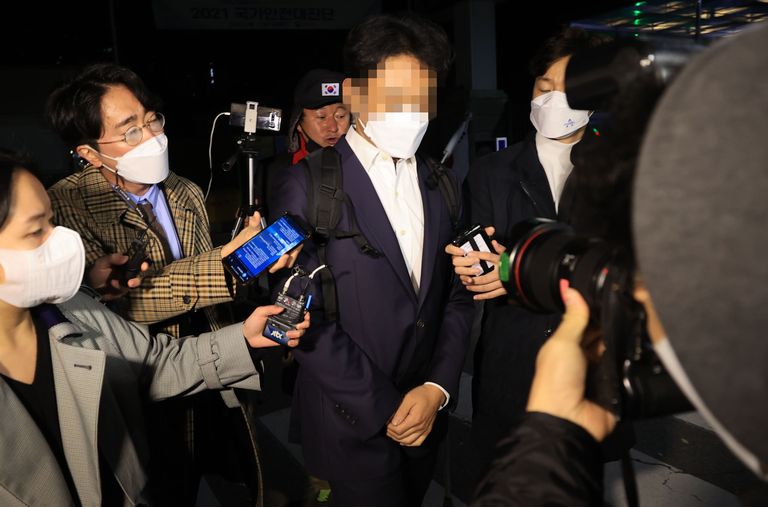 구속영장이 기각된 정민용 전 성남도시개발공사 전략사업실장이 4일 경기 의왕시 서울구치소를 나서고 있다.