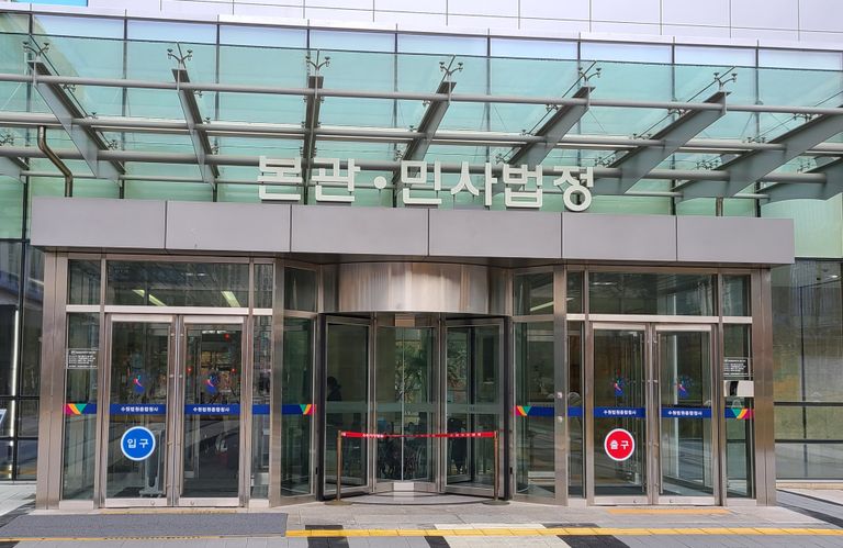 지난 9일, 수원지법 204호 법정에서 피고인 A씨의 국민참여재판이 열렸다. /박선우 기자