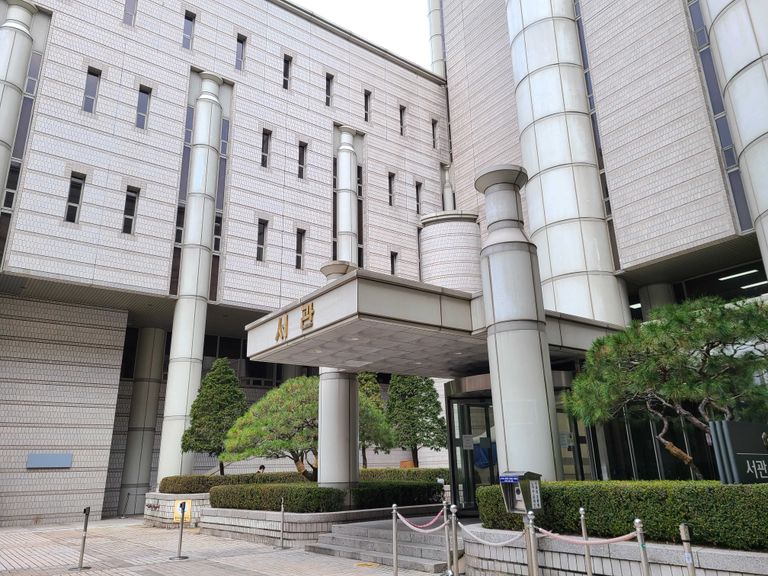 특수폭행치상 혐의를 받는 A씨에 대한 국민참여재판은 지난 18일 서울중앙지법 서관 417호에서 열렸다. /강선민 기자
