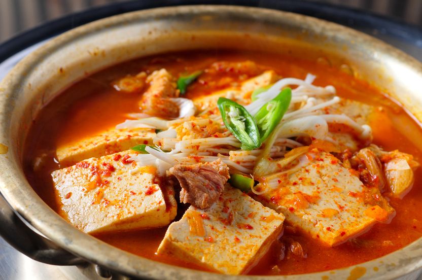 펄펄 끓는 김치찌개 얼굴에 붓고, 소주병 휘둘렀지만 선처한 법원…"나이가 어려서" 기사 관련이미지