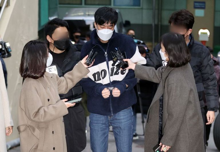 스토킹으로 경찰의 신변보호를 받던 전 여자친구를 살해한 김병찬이 29일 검찰로 송치되기 위해 서울 남대문경찰서를 나서고 있다. /연합뉴스