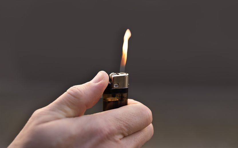 아들과 아내 폭행하고 끝내 집에 불 지른 남성…이유는 "밥 먹자"는 아들 말에 화나서 기사 관련이미지