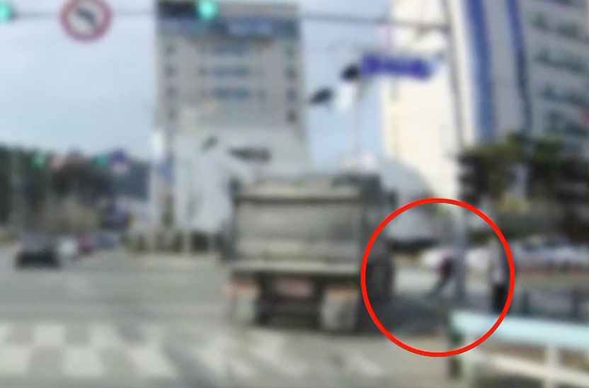 신호 무시한 덤프트럭에 초등생 숨졌지만…솜방망이 처벌 가능성 크다 기사 관련이미지