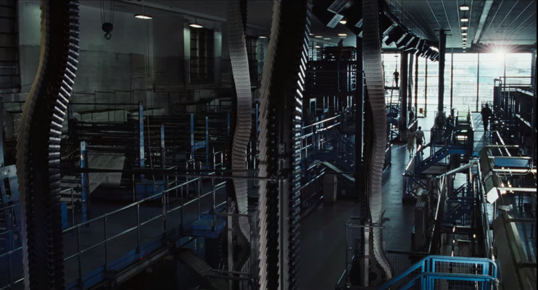 워싱턴포스트 사주 캐서린 그레이엄(메릴 스트립 연기)과 편집국장이 윤전기 앞을 걸어 나가고 있다. 위싱턴포스트를 비롯해 한국 신문사도 윤전기를 회사 로비에 전시하던 시절이 있었다. 지금은 윤전기를 빌려서 쓰는 신문사가 많다. /Twentieth Century-Fox Film Corp.